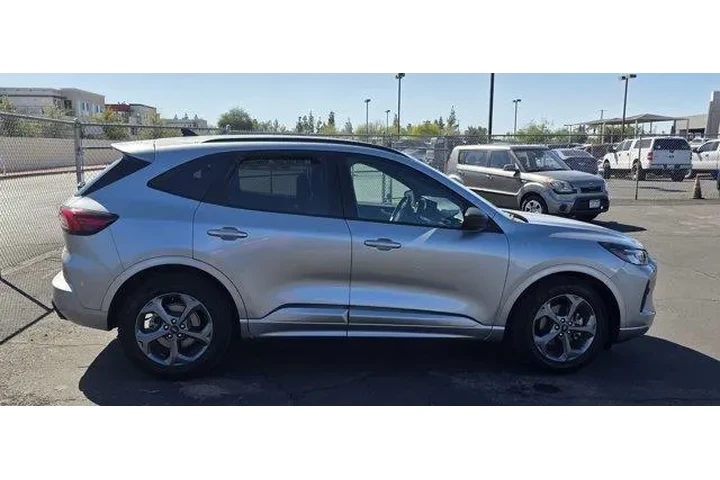 $21260 : Ford Escape 2023 ST-Line 4dr image 5