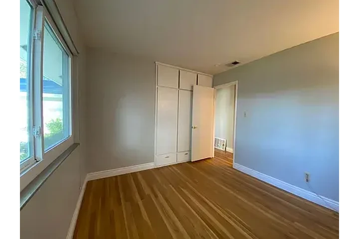 $1250 : Esta hermosa casa de 3 dormito image 8