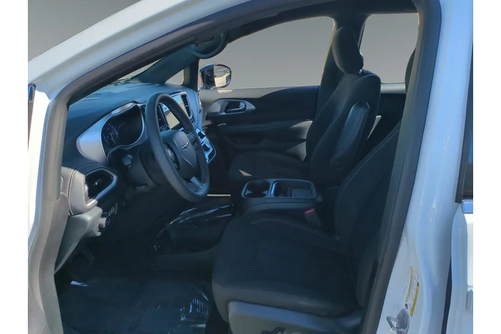 Chrysler Pacifica 2024 Touri image 9