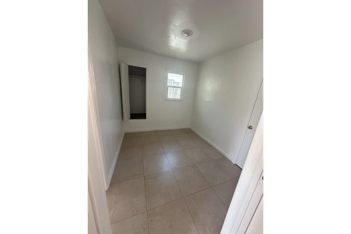 $2400 : CASA DE 2 RECÁMARAS UN BAÑO image 3