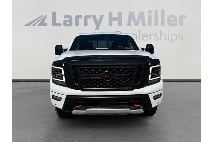 Nissan Titan 2023 4x4 PRO-4X image 8