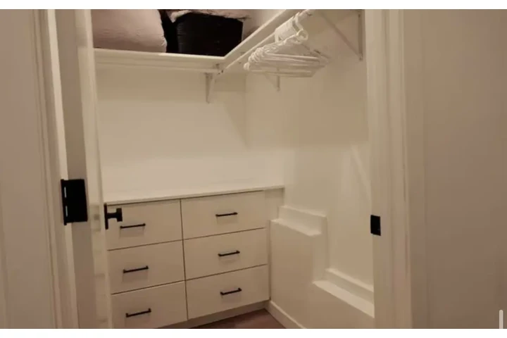 $1100 : Beautiful one bedroom 1bath image 5