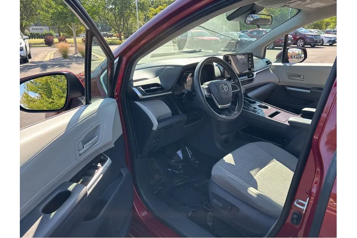 $32979 : Gold Certified2021 Sienna LE image 2