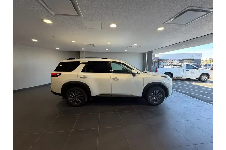 $29984 : Nissan Pathfinder 2025 SV 4d image 4