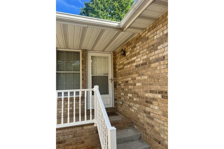 $1150 : 2 bed 2 baths Townhouse image 7