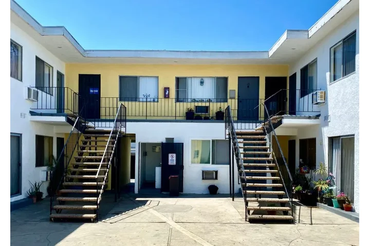 $1950 : 2 Bedroom Apt in James M Wood image 1