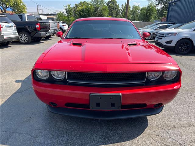 $13369 : 2014 Challenger SXT, BEAUTIFU image 4