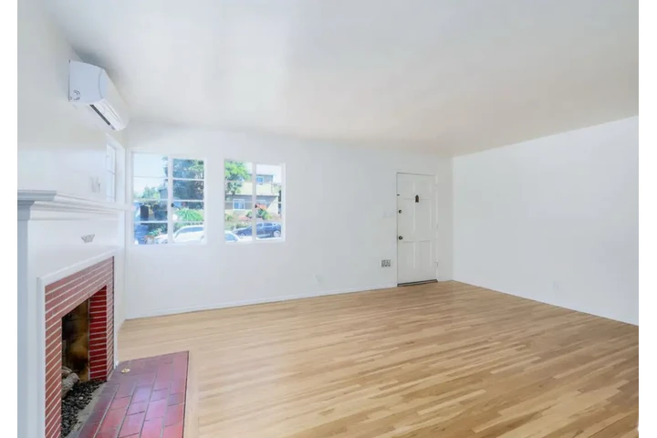 $2450 : 3 Bed 2 Bath House in Carson image 2