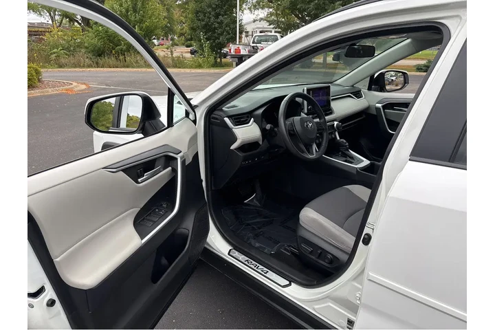 $35000 : Gold Certified2025 RAV4 XLE image 2