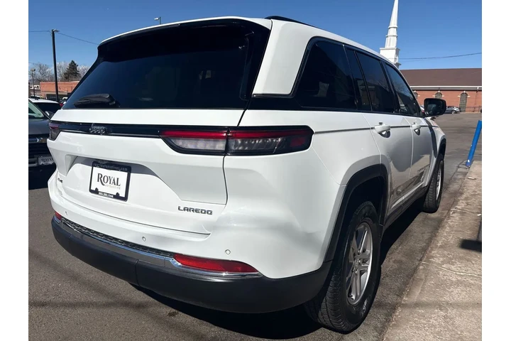 $30995 : 2023 Grand Cherokee Laredo 4x4 image 4