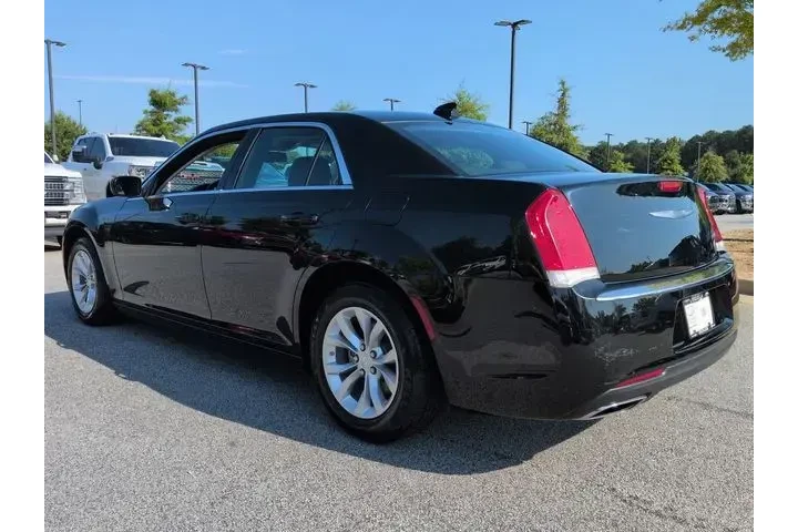 $21856 : Chrysler 300 2022 Touring 4d image 6