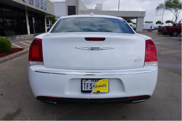 $13888 : Chrysler 300 2016 Limited 4d image 5
