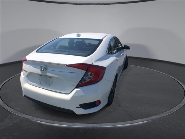 PRE-OWNED 2018 HONDA CIVIC SE image 8