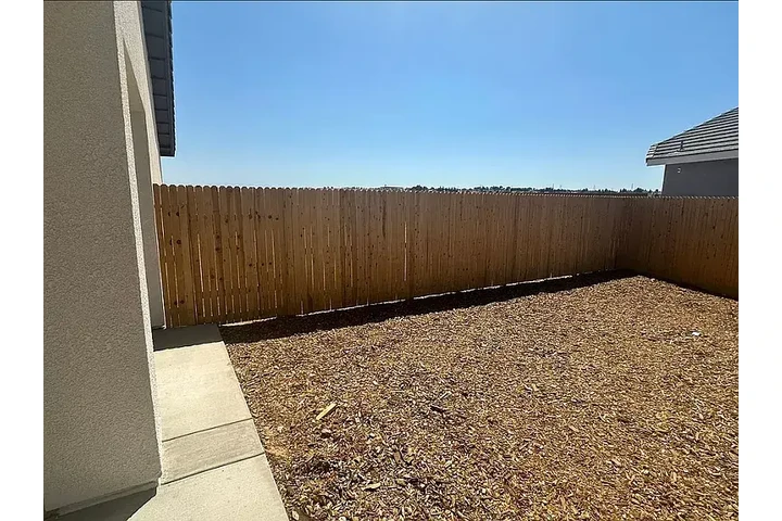 $900 : Open concept with high ceiling image 9