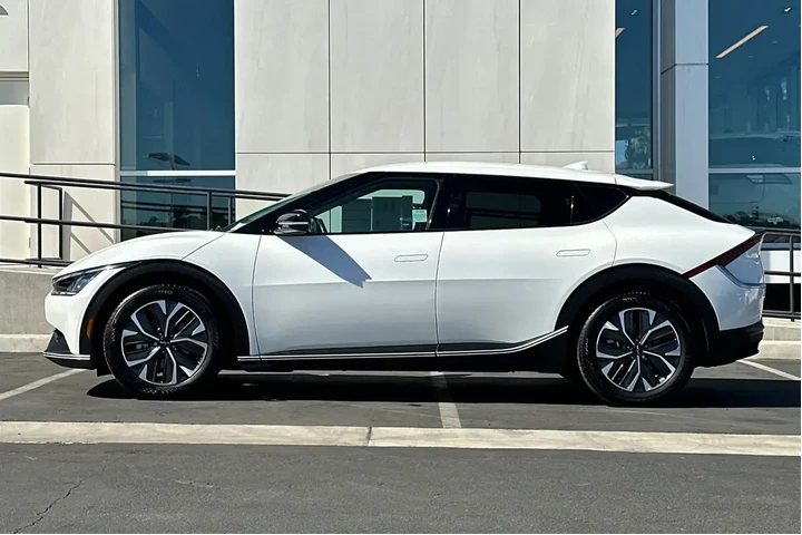 $25800 : Kia EV6 2024 Light 4dr Cross image 6