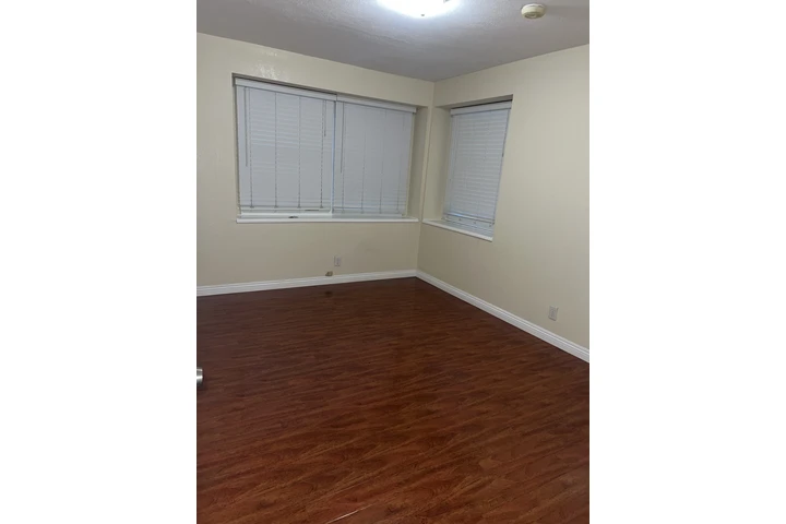 $1200 : Se Renta Cuarto con Baño priv. image 4