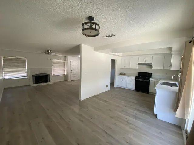 $1500 : Fontana CA - 3 bed and 2 bath image 5