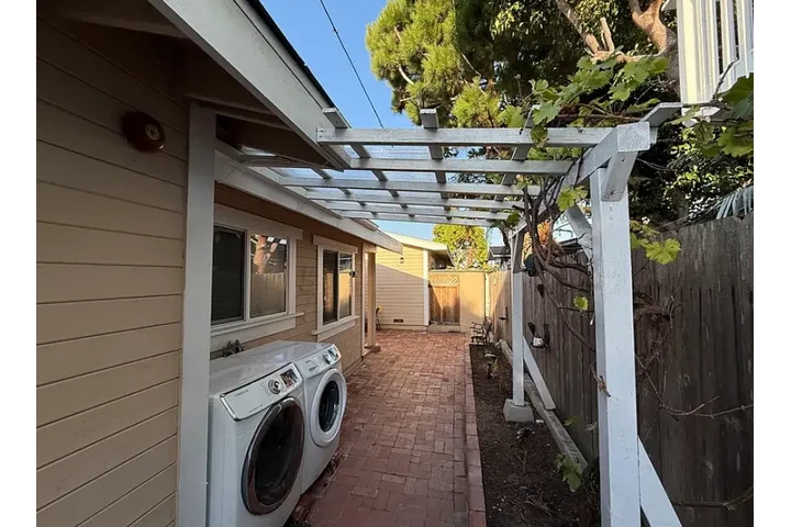 $1000 : 1 Bed / 1 Bath Detached ADU - image 4