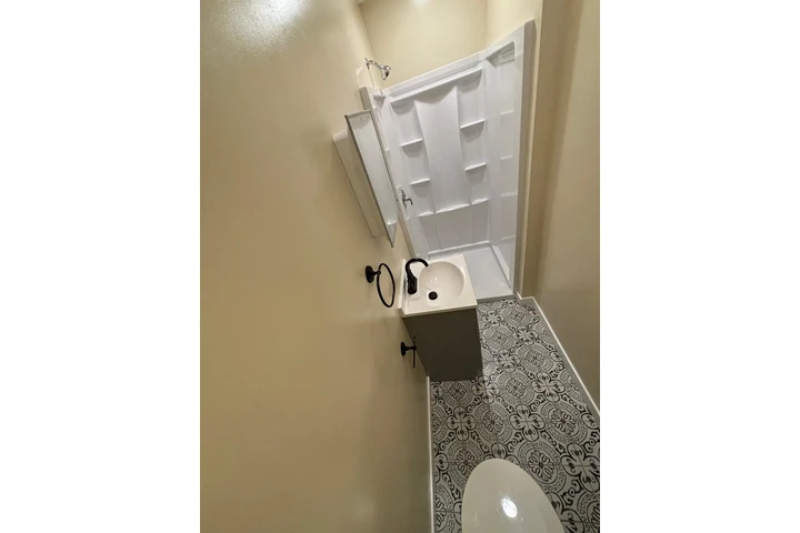 $975 : En renta cuarto image 2