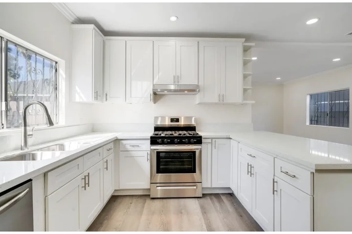 $1990 : 2 Bedroom Apt in James M Wood image 4