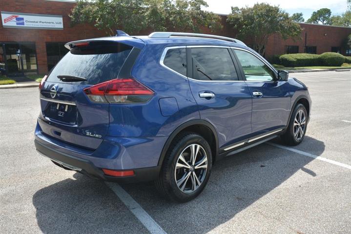 2017 Rogue SL image 6