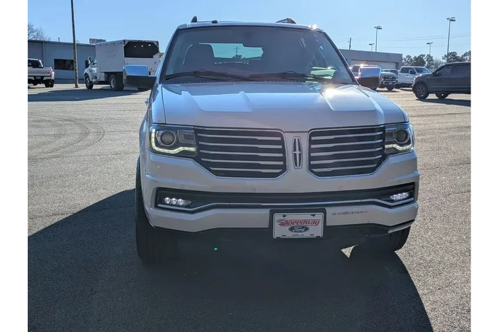 $23991 : Lincoln Navigator 2017 4x2 R image 2