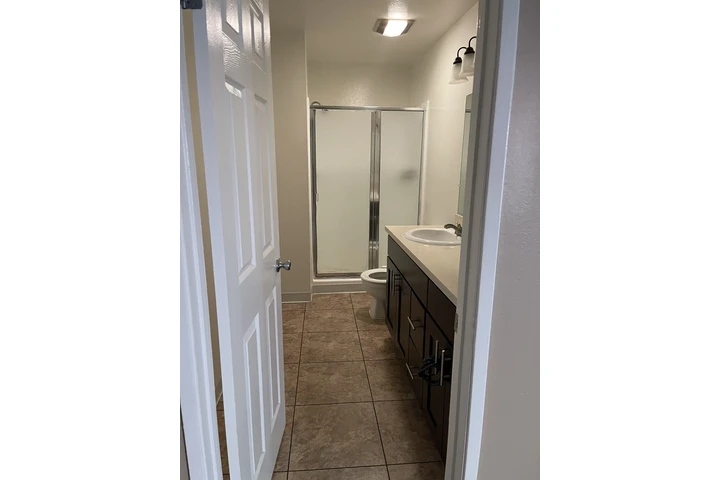 $1650 : Master Room For Rent image 3