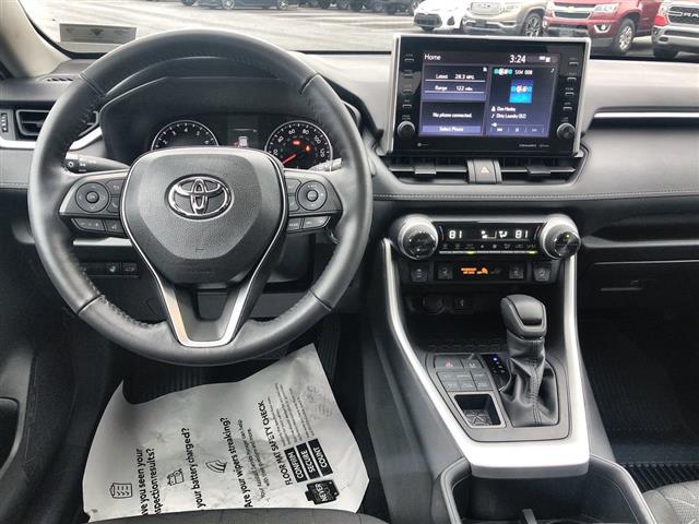 $31000 : PRE-OWNED 2022 TOYOTA RAV4 XLE image 10