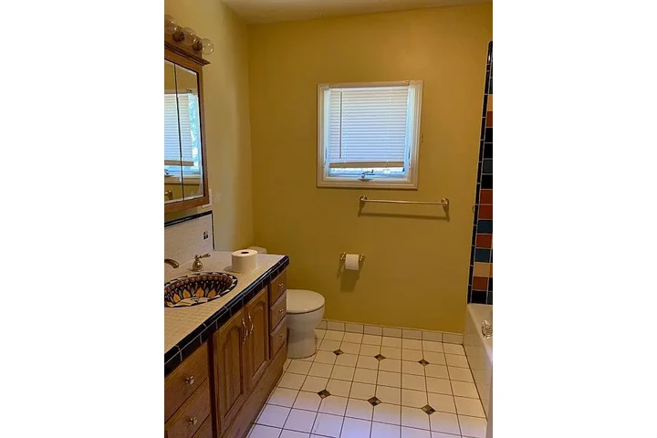 $800 : Spacious bright and airy 2 bed image 8
