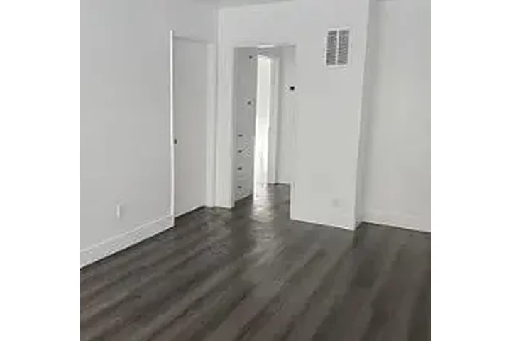 APTO. EN 1028 N. ARDMORE AVE. image 1