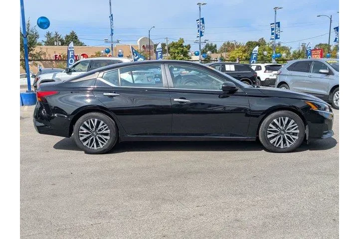 $20653 : Nissan Altima 2024 2.5 SV 4d image 3