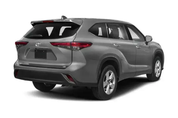 $30993 : Toyota Highlander 2022 LE 4d image 3