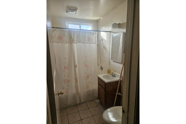 $1 : Rento cuarto grande image 3