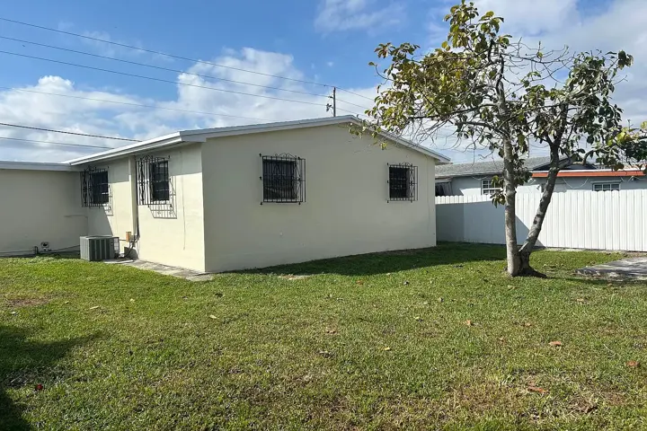 $800 : Beautiful Home...Miami,FL image 7