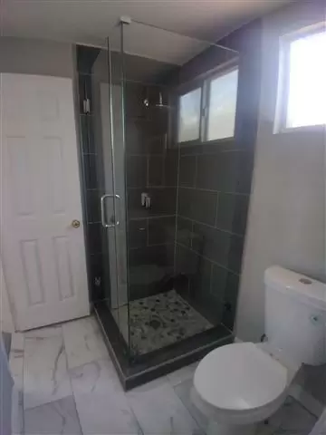 Shower doors/ Puertas de ducha image 6