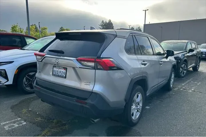 $29990 : Toyota RAV4 2021 AWD XLE 4dr image 5