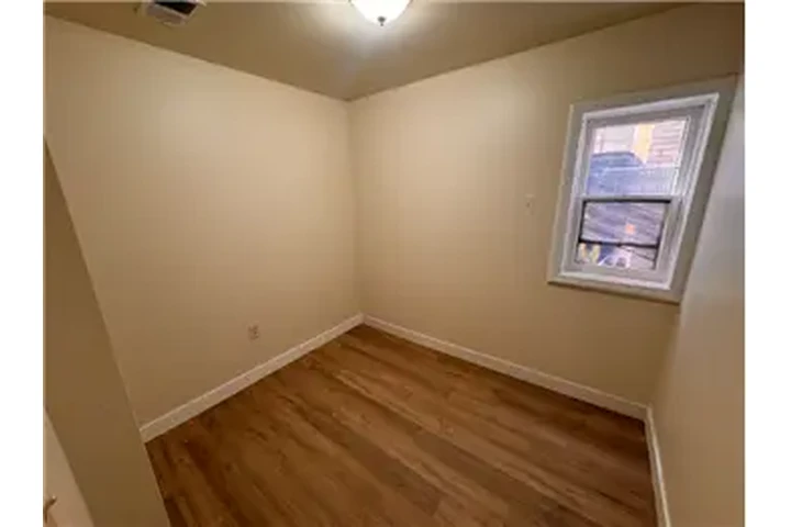 $995 : Rental property with 2 bedro image 5