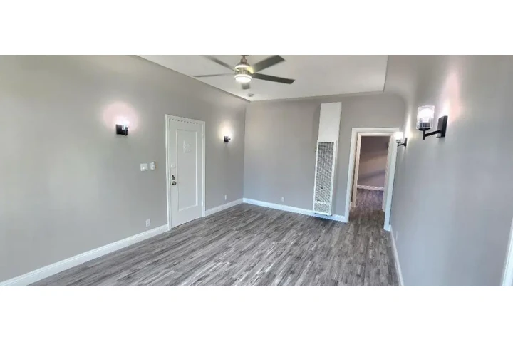 $1950 : 2 Bedroom Apt in Los Angeles image 2