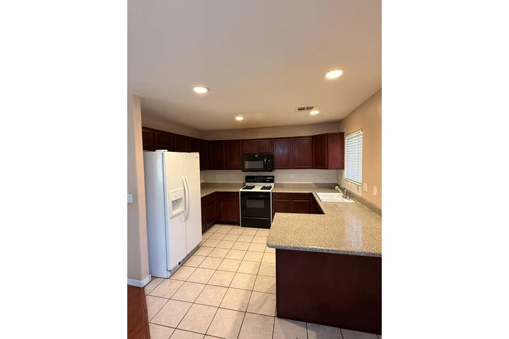 $2100 : Casa De Renta image 1