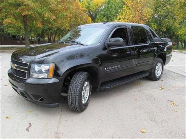 $8000 : 2008 Chevy AVALANCHE LT image 1