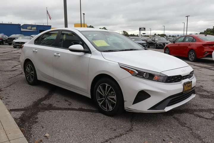 $17588 : 2023 Forte LXS image 3