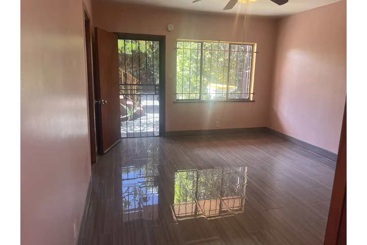 $1900 : Apartment in Huntington Park image 8