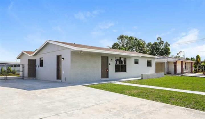 $2239 : House for rent in Miami image 3