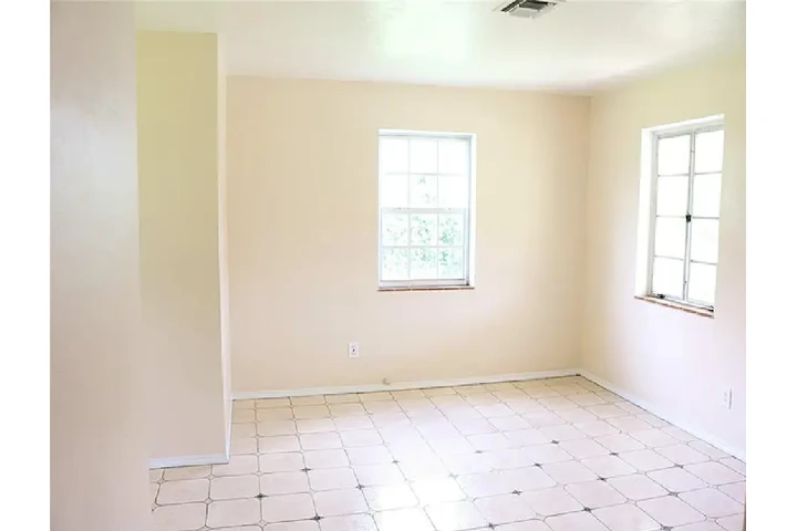 $1050 : Charming 3-bedroom home image 4