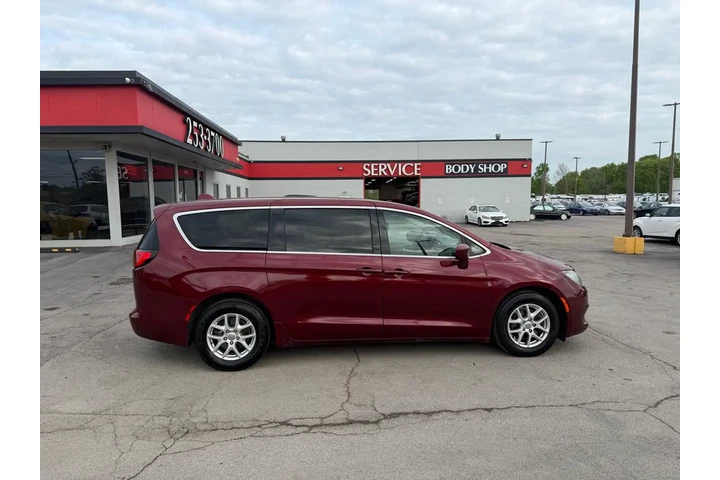 $6980 : 2017 Pacifica Touring FWD image 1