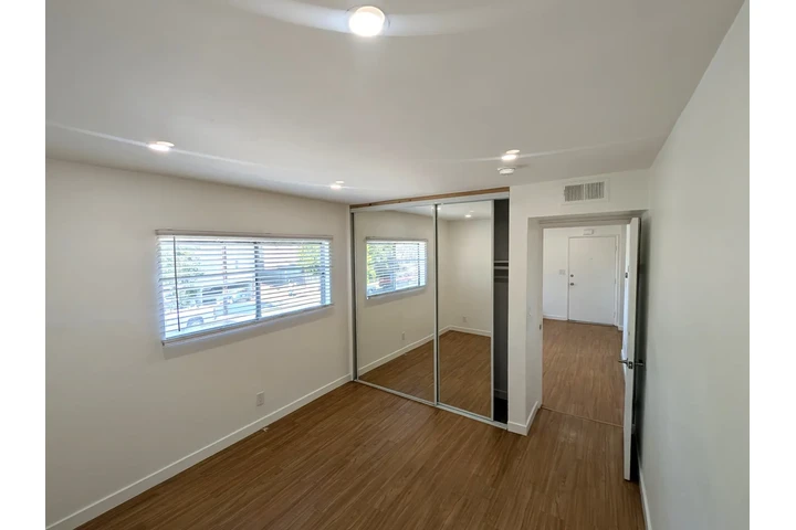 $2300 : NORTH HOLLYWOOD APT DE 2 RECS. image 6