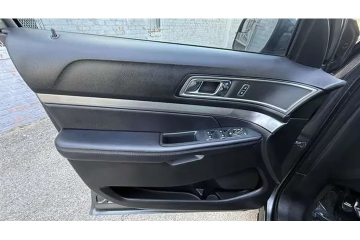 $15777 : Ford Explorer 2018 AWD XLT 4 image 9