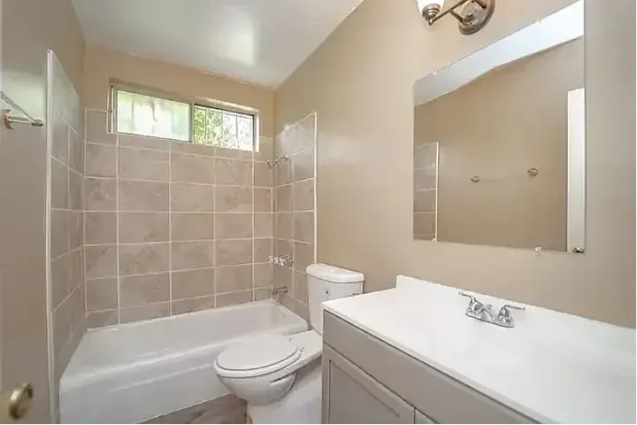 $1800 : MOVE IN READY ASAP🏠maywood💚 image 2