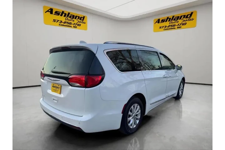$10700 : 2018 Pacifica Touring L image 6