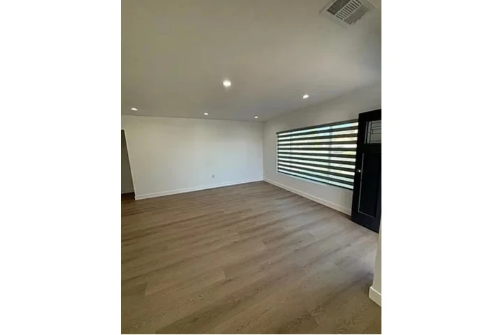 $3000 : Amazing Single-Family House image 3